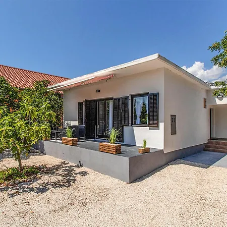 2 Bedroom Awesome In Holiday home *