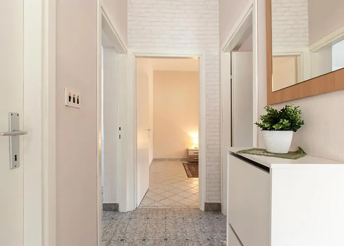 Сasa de vacaciones 2 Bedroom Awesome In Seline